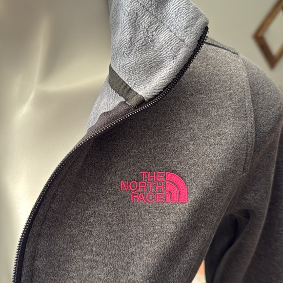 WOMEN’S THE NORTH FACE ZIP JACKET SIZE SMALL. GRAY - Picture 2 of 5
